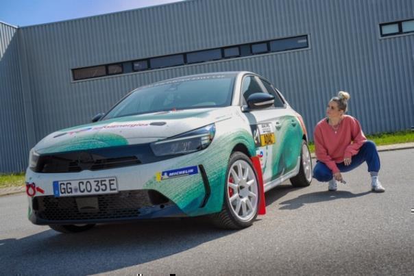 Opel Corsa Rally Electric von Elisa Klinkenberg zum Art Car mit Statement gestaltet.  Foto: Autoren-Union Mobilität/Opel